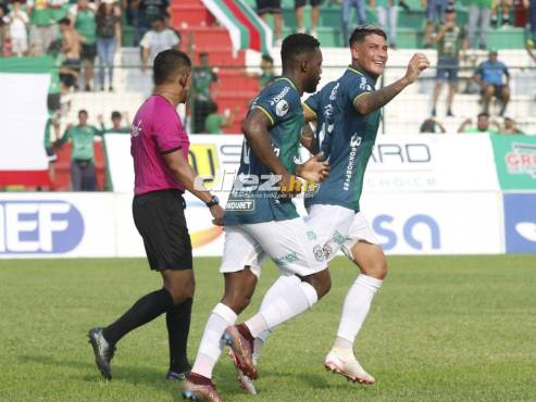 Nicolás Royón celebra su primer gol con el Marathón en la Liga Nacional de Honduras. FOTO: Neptalí Romero.