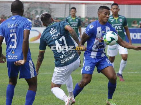 Nicolás Royón marca a Luis Garrido en el medio campo del Yankel Rosenthal de SPS. FOTO: Neptalí Romero.