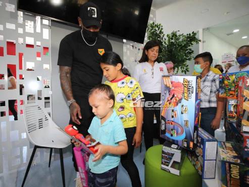 El lindo gesto que tuvo Romell Quioto en el centro médico de la Fundación Hondureña para el Niño con Cáncer. FOTO: David Romero.