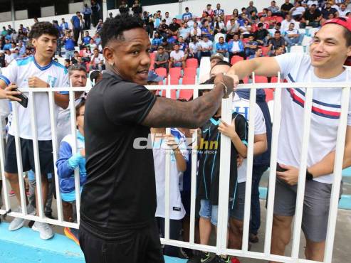 Romell Quioto es sensación en el Nacional de Tegucigalpa. El delantero del CF Montreal firmó autógrafos y se tomó fotos con la afición. FOTOS: David Romero | Mauricio Ayala | Andro Rodríguez.