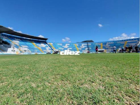 Así se encuentra el engramillado del Estadio Nacional Chelato Uclés de Tegucigalpa. FOTO: David Romero.