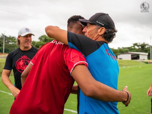 Así fue el abrazo que compartió Pedro Troglio con Jorge Benguché.