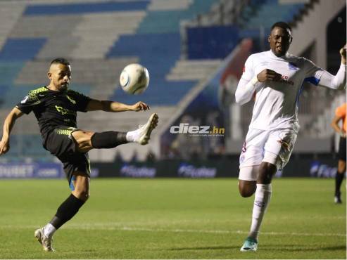 Omar Elvir saca la esférica de la zona peligrosa de la portería del Olancho FC. FOTOS: David Romero | José Aníbal Vásquez.