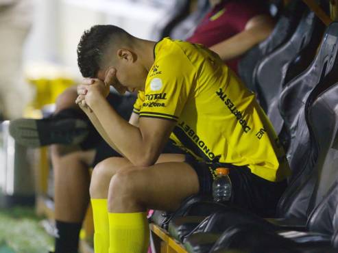 El defensor uruguayo, Juan Capeluto, se lamenta de su error contra LAFC en el penal con el que comenzó la goleada en Concacaf. Foto Mauricio Ayala