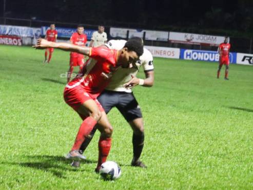 Alvin Jones cubre la pelota ante la marca de Benguché. FOTO: Cortesía José Luis Barralaga.