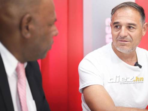 El periodista José Luis Barralaga en plena charla con el entrenador de Marathón, Hernán “La Tota” Medina. FOTO: Mauricio Ayala.