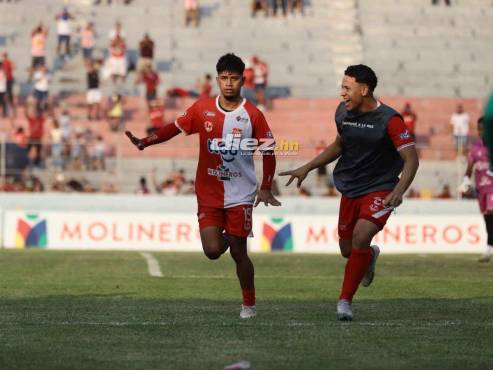 Clever Portillo anotó el gol del triunfo para el Vida ante Lobos UPFNM en el estadio Ceibeño. FOTO: Esaú Ocampo.
