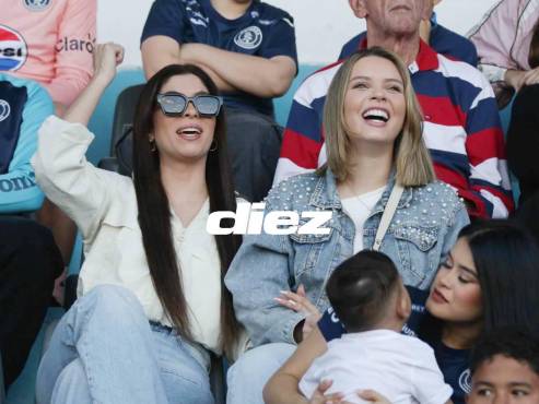 Laura Meza y Cecilia García juntas apoyando al Motagua y a los hermanos Auzmendi.