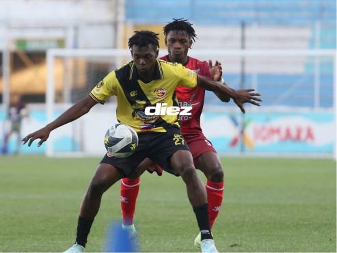 ”Muma” Fernández cubre la pelota ante la marca de Franklin Flores. FOTO: Marvin Salgado.
