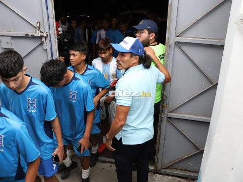 Rambo de León se acercó a los portones del Nacional Chelato Uclés para recibir a lo aficionados en su despedida. FOTOS: Mauricio Ayala | Andro Rodríguez | David Romero.