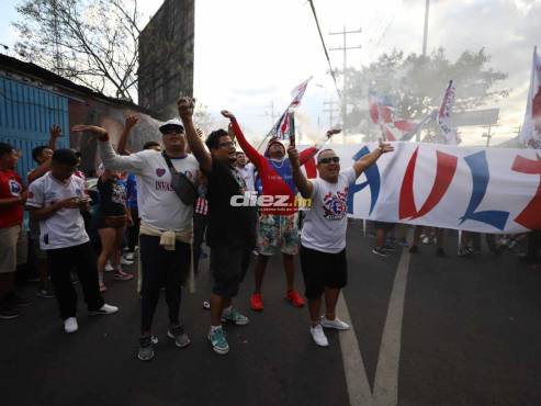 ¡SENSACIONAL! Así fue la caminata de la Ultra FIEL rumbo al Nacional Chelato Uclés. FOTO: Emilio Flores.
