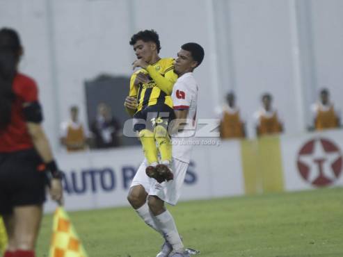 Momentos cuando el defensor del Olimpia, Clinton Bennett, sacaba en brazos al jugador del Real España, Roberto Osorto, quien se lesionó.