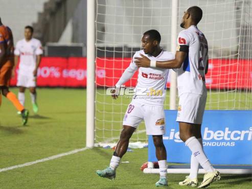 Jerry Bengtson anotó el segundo gol de Olimpia ante Lobos UPNFM en el estadio Nacional Chelato Uclés. FOTO: David Romero.