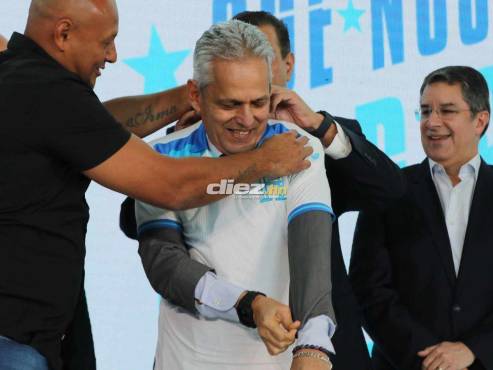 Reinaldo Rueda sonríe al momento de colocarse la camiseta de la Selección de Honduras. FOTO: Mauricio Ayala.