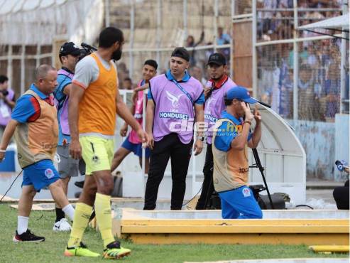 57’: Troglio le mostró los ocho títulos con la mano de los dedos a los aficionados del CD Victoria. FOTO: Esaú Ocampo.