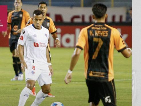 80: ¡SE SALVÓ ÁGUILA! Josman Figueroa cierra la pinza en el segundo palo, pero Benji Villalobos evita la caída tras salvar con la piernas.