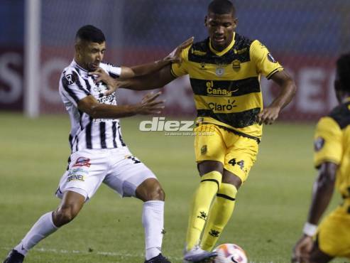 Anfronit Tattum intenta quitarse una marca del Diriangén en la mitad del campo de juego. FOTO: Neptalí Romero.