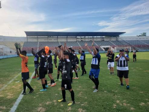 Tras un partido donde fueron por debajo en el marcador en dos ocasiones, Honduras Progreso remontó 3-2 para quedarse en la cima.