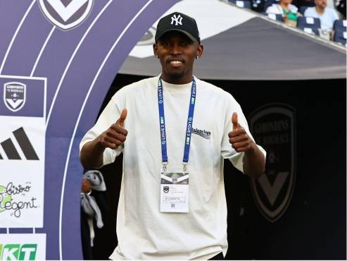 El hondureño Alberth Elis en su recibimiento en la cancha del Girondins de Burdeos.