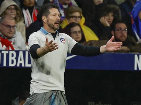 'Cholo' Simeone se mostró incómodo durante todo el partido ante Barcelona en Copa del Rey.