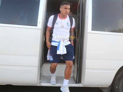Michaell Chirinos fue uno de los primeros jugadores en bajarse del bus que los transportó al recinto capitalino. FOTOS: Alex Pérez | David Romero.