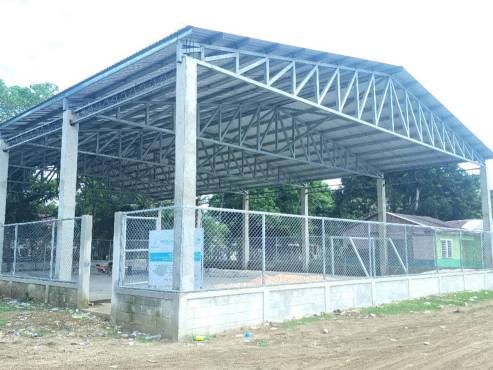 La cancha multiusos que esta bajo construcción en Puerto Lempira, ha llevado no solo un espacio de recreación para el deporte, sino también un derrame económico a la comunidad.