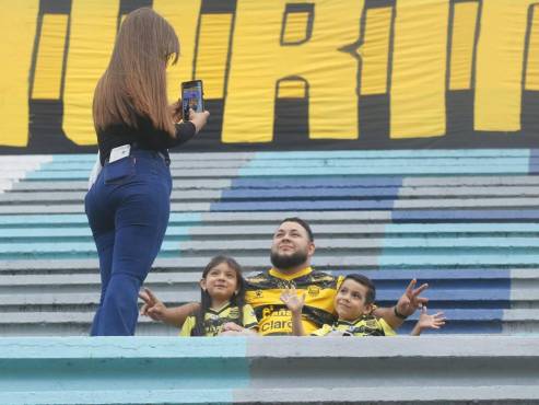 Los aficionados del Real España ya cómodos en el estadio esperando por el partido.