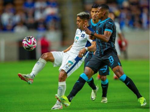 Joseph Rosales le marca a Jairo Henríquez en el Shell Energy Stadium de Houston. FOTO: FENAFUTH.