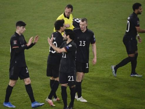 Germany's team celebrates the 3-0 during the FIFA World Cup Qatar 2022 qualification football match Germany v Iceland in Duisburg, western Germany on March 25, 2021. (Photo by Tobias SCHWARZ / various sources / AFP)