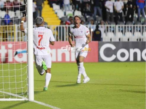 El grito de gol entre Nacho Colombini y José Mario Pinto en el Nacional. FOTO: David Romero.