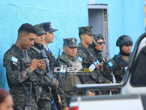 La Policía Militar en las afueras del Estadio Nacional de Tegucigalpa previo al Honduras-Granada. FOTO: Andro Rodríguez.