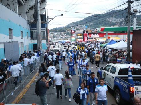 Enorme algarabía fuera del Nacional Chelato Uclés. La afición catracha le respondió a la Bicolor. FOTOS: Mauricio Ayala | Andro Rodríguez | David Romero.