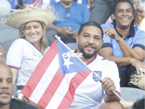Los hinchas de Puerto Rico en el Estadio Morazán de San Pedro Sula. FOTOS: Mauricio Ayala | Neptalí Romero.