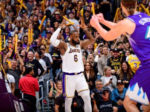 El máximo anotador histórico de la <b>NBA </b>clavó además 8 triples, a uno solo del récord de su carrera.