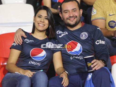 Las lindas parejas también aparecieron en el estadio Nacional de Tegucigalpa. FOTOS: Marvin Salgado | Alex Pérez.