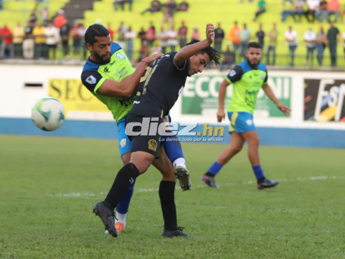 Nelson Muñoz marca a José Mario Pinto en el Estadio Juan Ramón Brevé. FOTO: Marvin Salgado.
