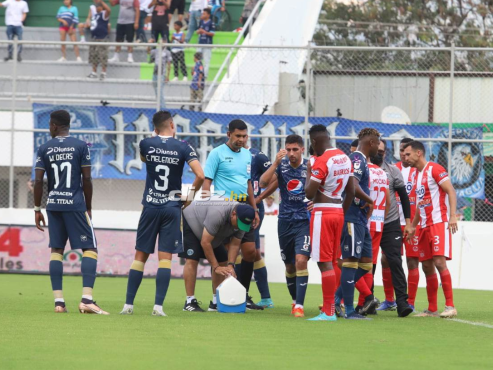 Lucas Campana se lamenta de la acción donde se golpeó contra el estadounidense Jonathan Bornstein. FOTO: Marvin Salgado.