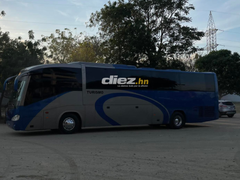 En este bus llegó el Motagua para encarar el duelo de Champions de Concacaf ante Pachuca. FOTO: Mauricio Ayala.