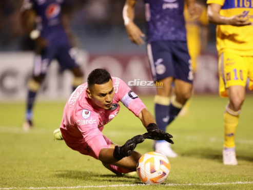 Marlon Licona controla el balón tras acción peligrosa de Tigres en el Olímpico de San Pedro Sula.