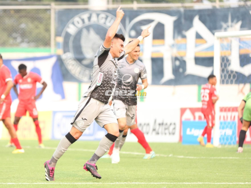 Así festejó Gaspar Triverio uno de sus dos goles ante Real Sociedad en Comayagua. FOTO: David Romero.