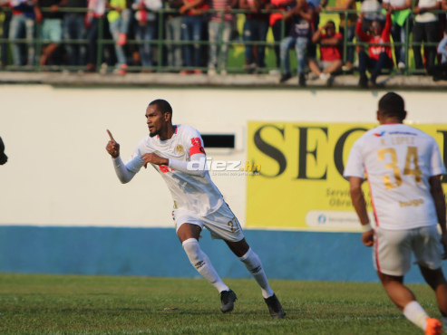 Jerry Bengtson mandó un soberbio derechazo inatajable para Harold Fonseca. FOTO: Andro Rodríguez.