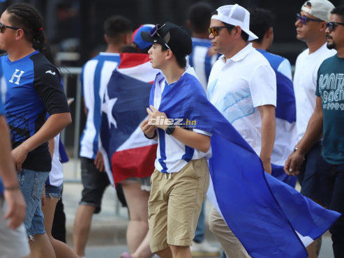 La bandera hondureña flamea en los alrededores del Bank of América de Charlotte, Carolina del Norte. FOTO: Mauricio Ayala.