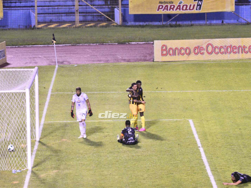 Así festejó el mexicano Raí Villa su primer gol con el Real España. FOTO: Héctor Edú.