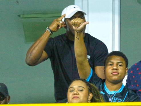 David Suazo dándole indicaciones a su hijo sobre la mentalidad con la que debería encarar el partido y así lo hizo.