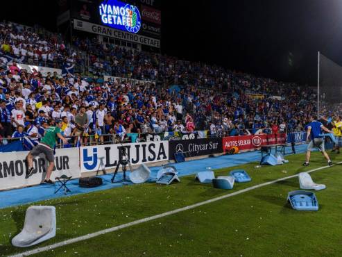 Como parte de los actos vandálicos de ambas hinchadas, las sillas fueron arrancadas de sus lugares en ese partido de 2017.