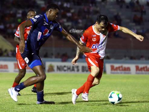 Aarón Barrios no puede contener un ataque del argentino del Vida, Brian Visser.