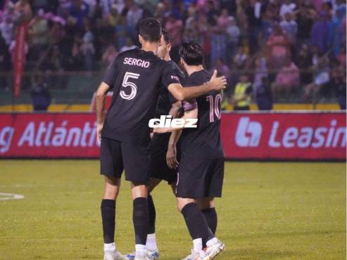 Sergio Busquets fue a abrazar a Leo Messi en su gol en el Estadio Olímpico de San Pedro Sula. FOTO: Mauricio Ayala.