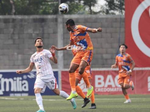 Enrique Vásquez gana la pelota ante la marca de Jesús Canales. FOTOS: Esaú Ocampo | Marvin Salgado.
