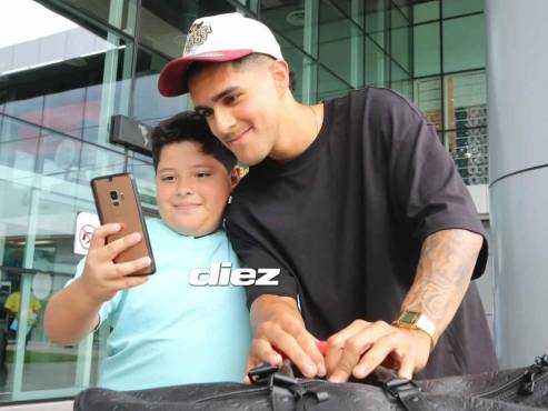 Luis Palma compartió con los aficionados en su llegada al Aeropuerto Internacional de Palmerola.