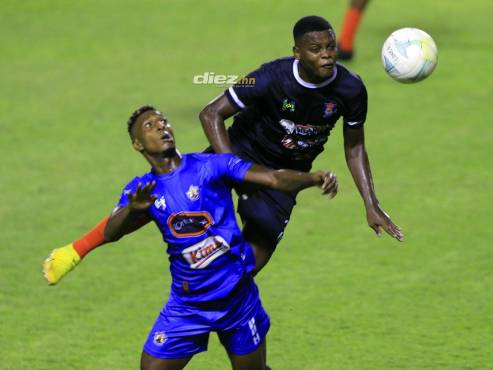 Andrés Rentería y Mikel Santos peleando la posesión de la pelota.